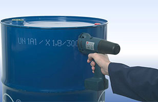 油桶/鐵桶/化工桶手持噴碼機(jī)標(biāo)識應(yīng)用 EBS250/EBS260手持噴碼機(jī)