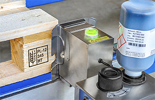 告別傳統烙印,德國EBS-2600自動噴碼機“一箭雙雕”,同時滿足木托盤多種標志和溯源可變二維碼噴印!